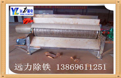 湖北湿式锰矿磁选机,湿式锰矿磁选机适用于赤铁矿.褐铁矿.镜铁矿.锰铁矿.镍矿.钛铁矿等弱磁性矿物的湿式磁选作业.该设备对选别粒度要求低,不需要磨矿,工艺简单,耗能低,可一次性提高矿石品位10-30个金属品位. 1.湖北湿式锰矿磁选机的优点 1.1.锰矿湿式磁选机圆筒转速: 转速的转速,这样的设计直接决定了矿物颗粒所受到的离心力的大小.旋转速度增加,通过磁场吸引力,即使其中的小块矿物颗粒被甩入尾矿,精品矿物的品位也得到提升,但对铁回收有一些不是特别全面的影响.应该特别注意浓缩物的质量和处理量,所以湿式磁选机的滚筒的转速应当适当地改变.