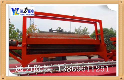 1.1.锰矿湿式磁选机圆筒转速: 转速的转速,这样的设计直接决定了矿物颗粒所受到的离心力的大小.旋转速度增加,通过磁场吸引力,即使其中的小块矿物颗粒被甩入尾矿,精品矿物的品位也得到提升,但对铁回收有一些不是特别全面的影响.应该特别注意浓缩物的质量和处理量,所以湿式磁选机的滚筒的转速应当适当地改变. 1.2.锰矿湿式磁选机磁偏角: 磁偏角的大小,决定了分选区域的大小.矿物物料随着磁偏角的增大,分选面积变小,分选时间缩短,浓缩品级别提高,对其它方面的影响相对较小,可以获得满意的结果.公司的湿式湿式磁选机磁性系统非常完善,磁路合理,磁偏角可根据不同矿石特性要求,可在5°-25°范围内调整. 1.3.锰矿湿式磁选机工作间隙: 工作间隙为气缸和罐体之间的扫掠区域底部,用于最小浆料通过截面.其尺寸决定了湿式磁选机的容量,间隙越大,体积越大,但尾渣损失越多;相反,加工量小,影响生产,根据不同情况,间隙一般为35-60mm. 1.4.锰矿湿式磁选机在间隙处: 在集中器处的间隙,根据生产能力确定.太小影响矿石的排放,而尾矿等级也增加,降低了加工能力;根据浓缩物的大小,间隙为15-25mm,一般取20mm. 锰矿湿式磁选机厂家提醒用户不仅要考虑质量,性能和价格因素,还要考虑厂家的售后服务,良好的售后服务为客户减少不必要的麻烦数量.潍坊远力磁电始终坚持“客户至上”的态度,执行高标准,高品质的服务态度,定期对客户满意度进行调查,并严格监督售后服务的质量,以消除客户的顾虑,购买用户完全没有后顾之忧.